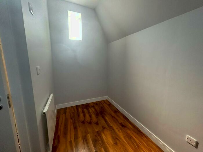 Studio To Rent In Town Centre, RH10