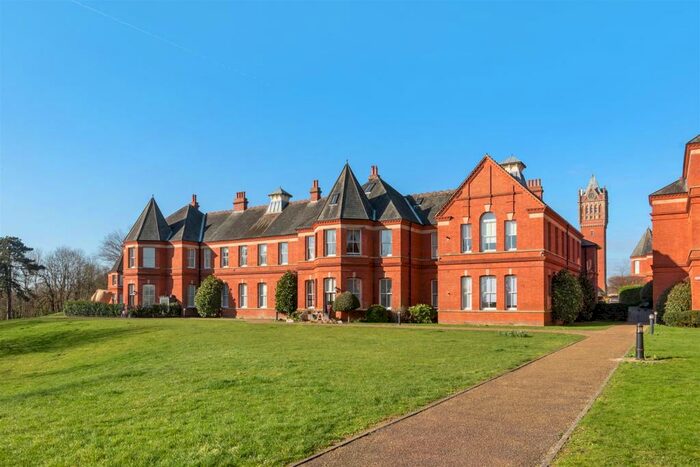 2 Bedroom Apartment To Rent In Repton Park, Woodford Green, Essex, IG8