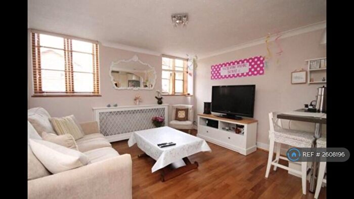 1 Bedroom Flat To Rent In Poplar Road, Leatherhead, KT22