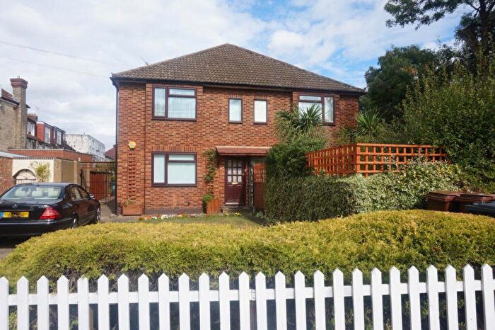 2 Bedroom Maisonette To Rent In North Chingford, E4