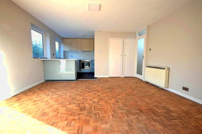 2 Bedroom Flat To Rent In Hill View Road, Twickenham, TW1