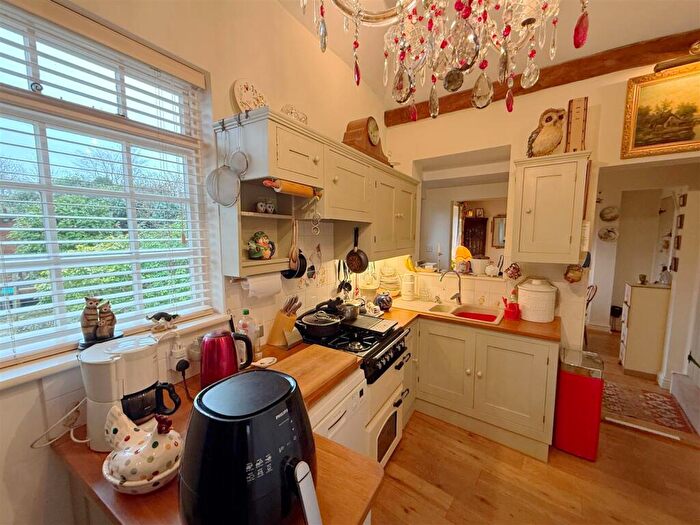 2 Bedroom Character Property For Sale In Ferry Lane, Alveston, CV37