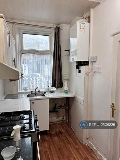 3 Bedroom Terraced House To Rent In Hollings Road, Bradford, BD8