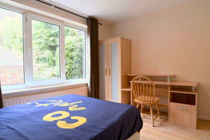 4 Bedroom Semi-Detached House To Rent In Isfield Road, Brighton, BN1