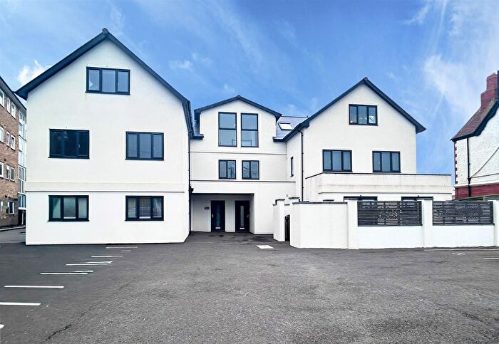 2 Bedroom Flat For Sale In Collington Avenue, Bexhill-On-Sea, TN39