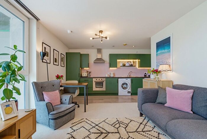 1 Bedroom Flat To Rent In Phoenix Way, London, SW18