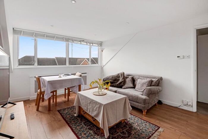 2 Bedroom Flat For Sale In Claremont Road, Cricklewood, London, NW2