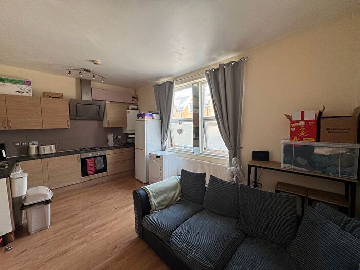2 Bedroom Flat To Rent In Garratt Lane, London, SW18
