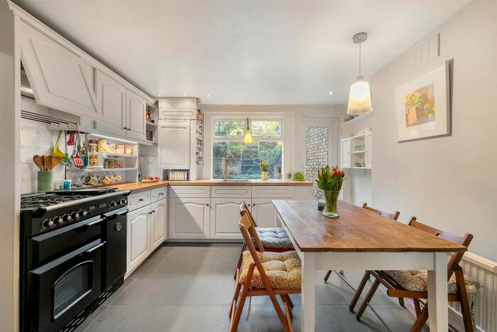 2 Bedroom Flat To Rent In Merton Road, London, SW18