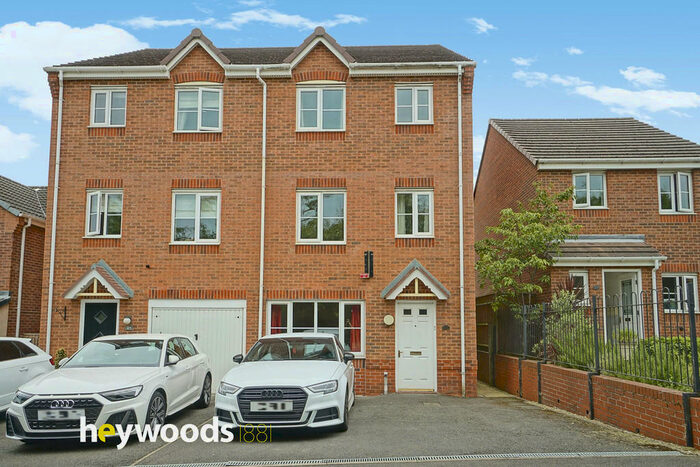5 Bedroom Town House To Rent In Galingale View, Newcastle-under-Lyme, ST5