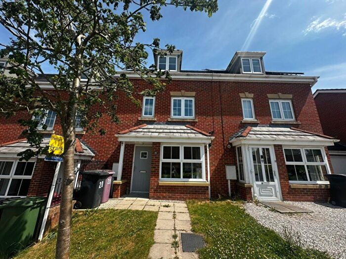 4 Bedroom Town House To Rent In Lincoln Way, North Wingfield, S42