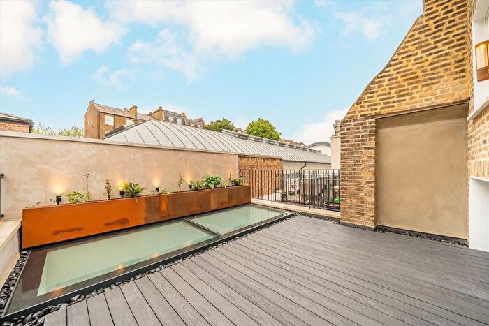 4 Bedroom Flat To Rent In Lonsdale Road, Notting Hill, W11