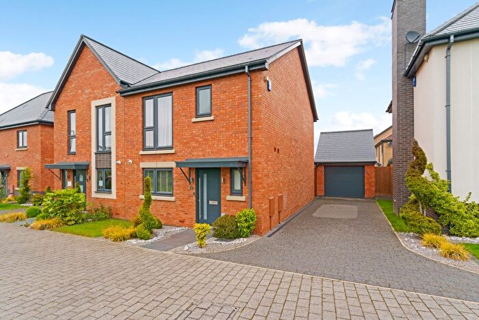 3 Bedroom Semi-Detached House To Rent In Buzzard Close, Stratford-Upon-Avon, CV37