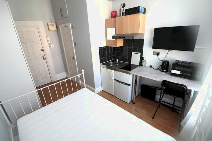 Studio To Rent In Burlington Gardens, London, W3