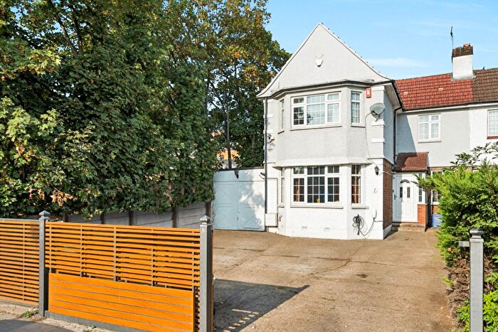 3 Bedroom Semi-Detached House To Rent In Birchen Grove, Kingsbury, NW9