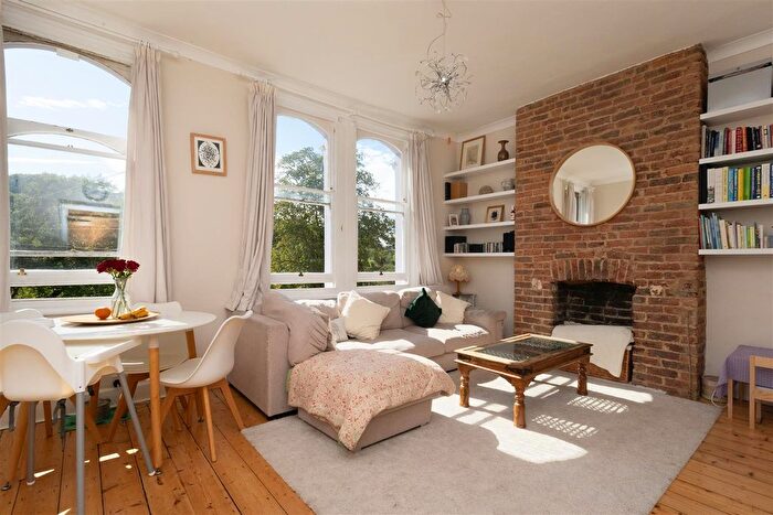 2 Bedroom Flat For Sale In St. Helens Road, Hastings, TN34