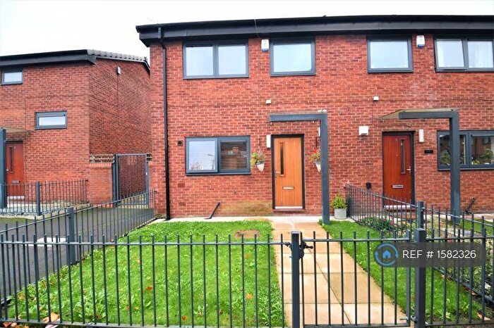 3 Bedroom End Of Terrace House To Rent In Peterhead Walk, Salford, M5