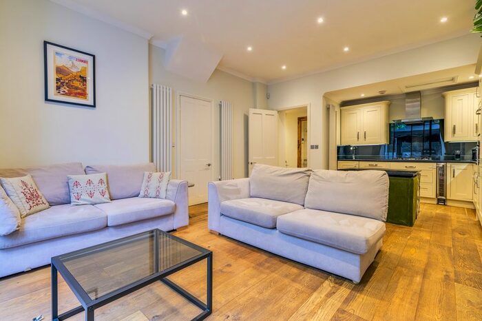 2 Bedroom Flat To Rent In Garden Flat, Cromwell Road, London, SW5