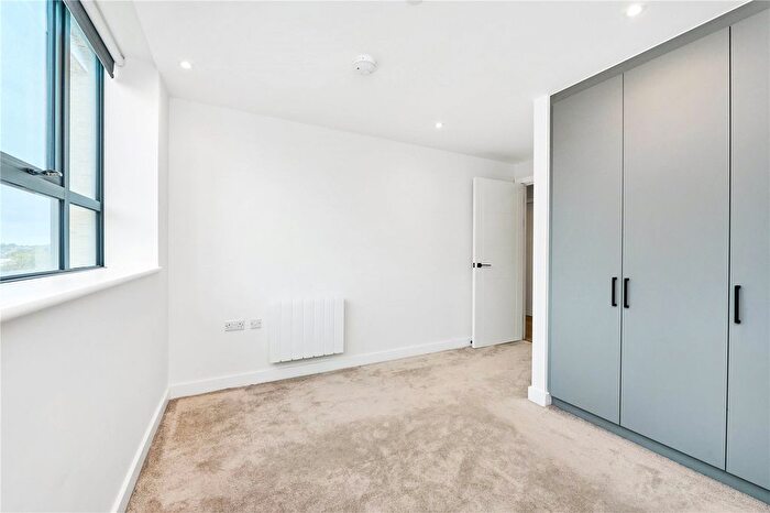 2 Bedroom Flat To Rent In Balham High Road, London, SW12