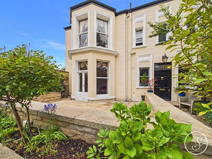 2 Bedroom Flat To Rent In Oakwood Lane, Oakwood, Leeds, LS8