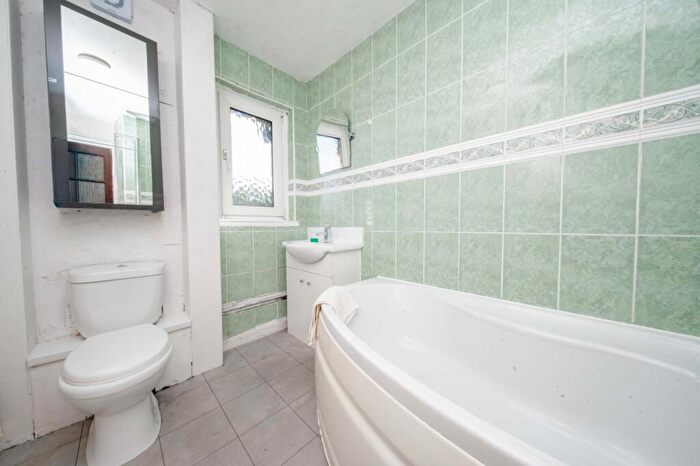 2 Bedroom Flat For Sale In Christian Grove, Edinburgh, EH15