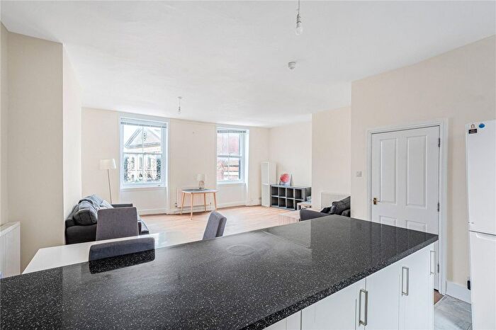 3 Bedroom Flat To Rent In The Square, Abingdon, OX14