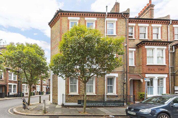 2 Bedroom Flat To Rent In Heyford Avenue, London, SW8