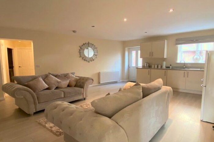 2 Bedroom Flat To Rent In The Cross, Larkhall ML9