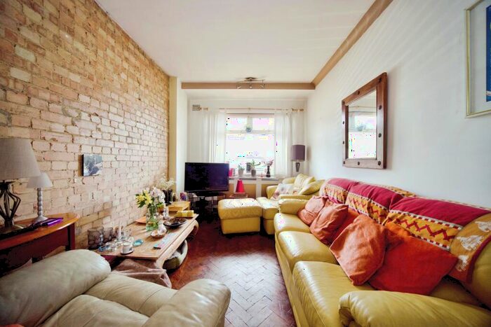2 Bedroom Maisonette For Sale In Brunswick Park Road, London, N11