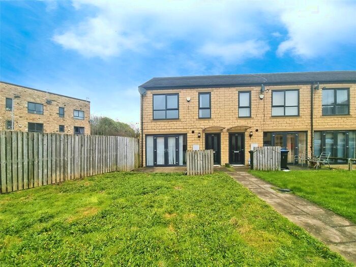 3 Bedroom End Of Terrace House To Rent In Red Holt Avenue, Keighley, West Yorkshire, BD21