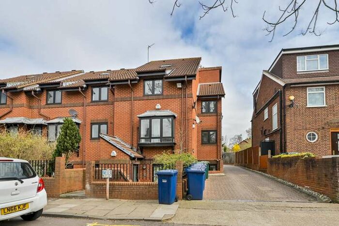 3 Bedroom House To Rent In The Causeway, East Finchley, N2