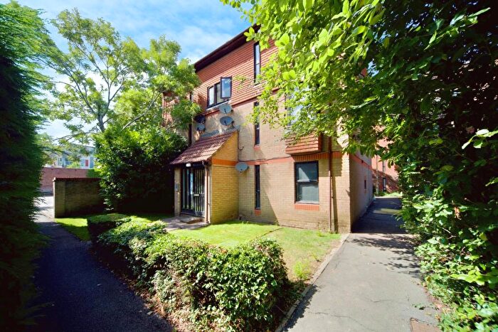 1 Bedroom Flat For Sale In Alexander Close, Barnet, Hertfordshire, EN4