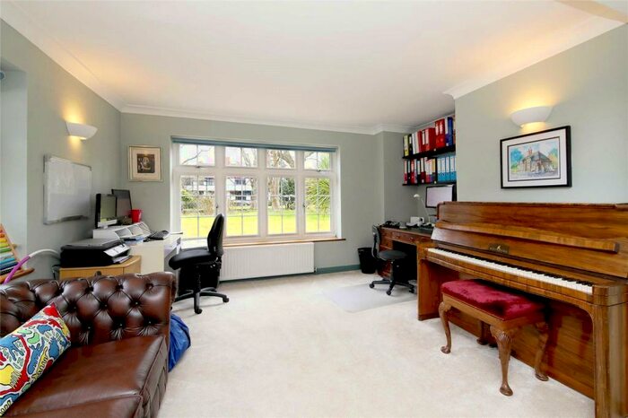 6 Bedroom Detached House To Rent In Green Lane, Burnham, Slough, SL1