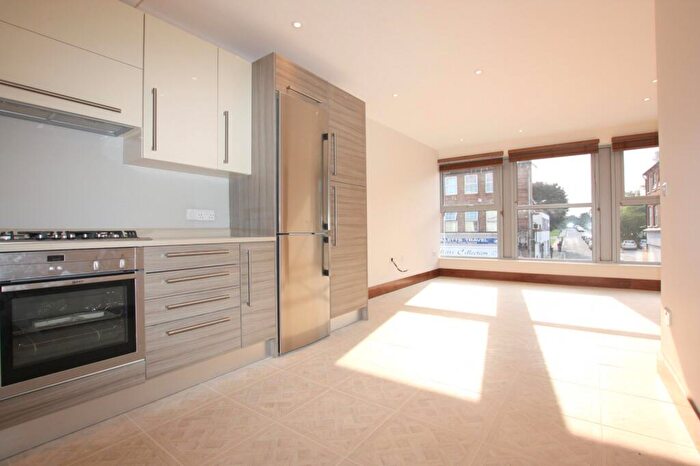 3 Bedroom Flat To Rent In Brent Street, Hendon, NW4