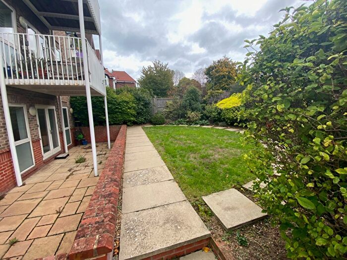 3 Bedroom Flat To Rent In Hendon Lane, Finchley, N3