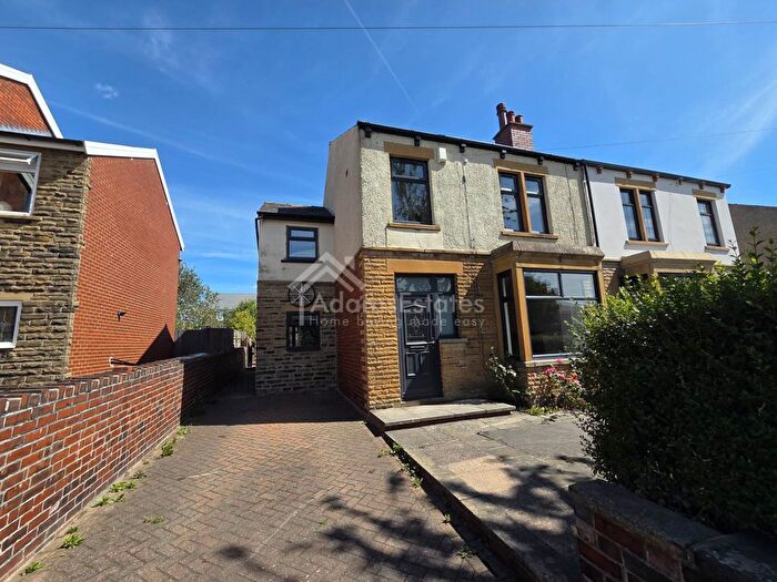 4 Bedroom Semi-detached House To Rent In Bywell Road, Dewsbury, WF12