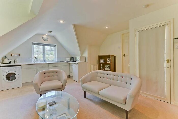 1 Bedroom Flat To Rent In Torrens, Cavandish Road, KT13