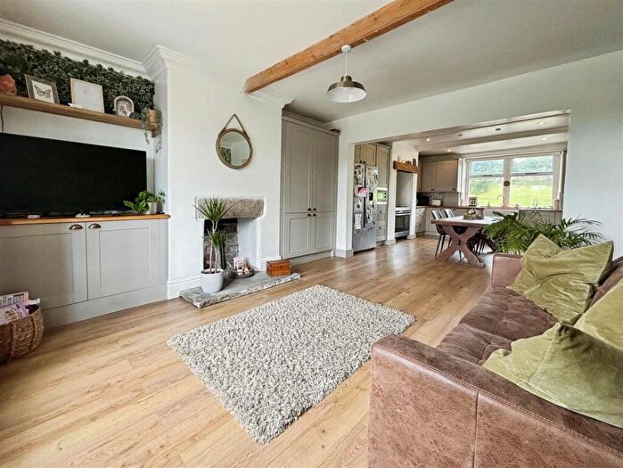 4 Bedroom Terraced House For Sale In Moorwell Place, Bradford, BD2