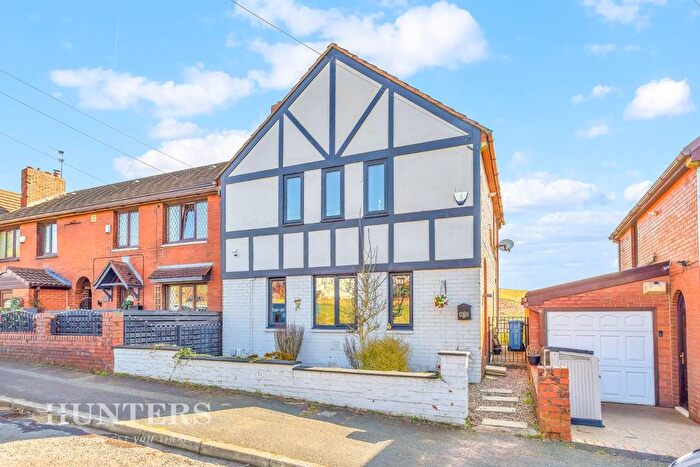 3 Bedroom Town House For Sale In Arncliffe Rise, Oldham, OL4