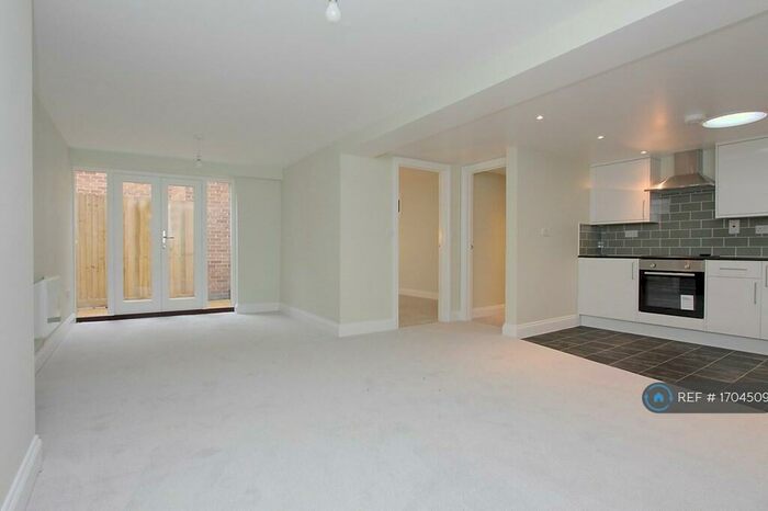 2 Bedroom Flat To Rent In High Street, Andover, SP10