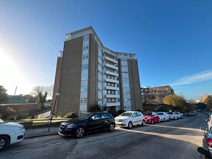 3 Bedroom Flat To Rent In Furze Hill, Hove, BN3