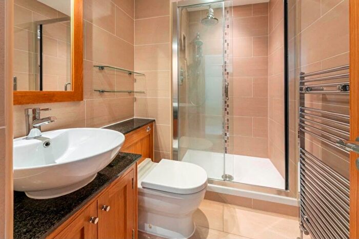 3 Bedroom Flat To Rent In High Holborn, London, WC1V