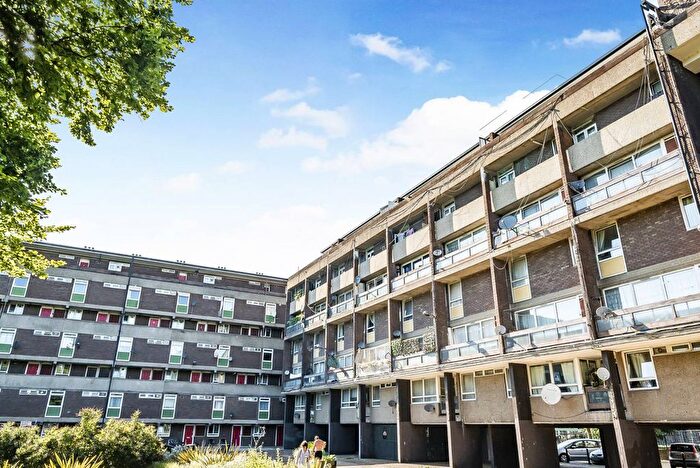 3 Bedroom Flat To Rent In Hampson Way, Stockwell, London, SW8
