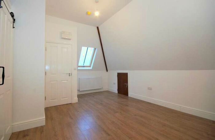 Flat To Rent In High Street, Pinner, HA5