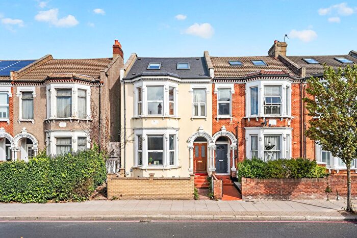 2 Bedroom Flat To Rent In Tooting Bec Road, London, SW17