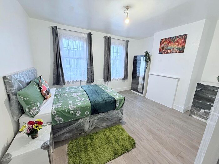 5 Bedroom Semi Detached House To Rent In Regina Road, Southall, UB2