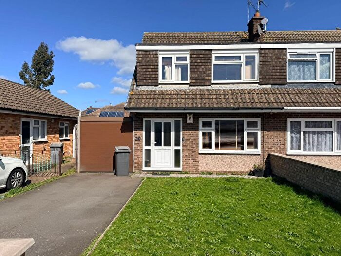 4 Bedroom Semi Detached House For Sale In Coles Close, Leicester, LE4