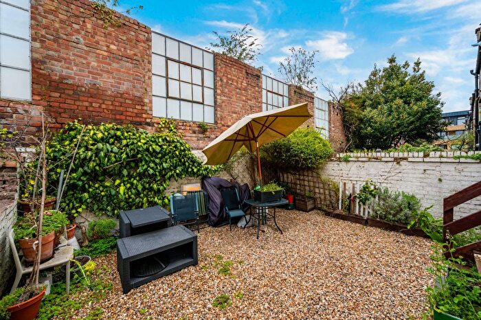 1 Bedroom Flat For Sale In Kilburn Lane, Queen's Park, London, W10