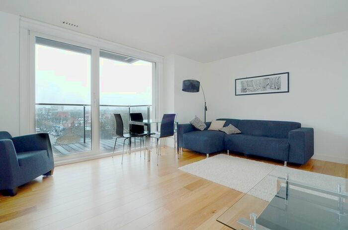 2 Bedroom Flat To Rent In Station Approach, Hayes, UB3