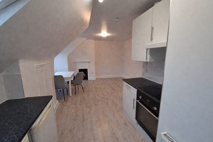 2 Bedroom Flat To Rent In West Heath Drive, Barnet, London, NW11